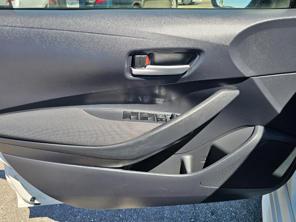 Toyota Corolla Vehicle Full-screen Gallery Image 16