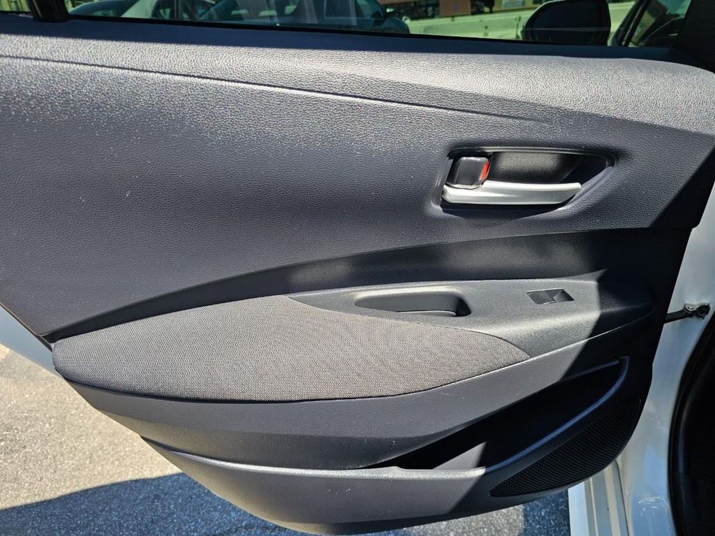 Toyota Corolla Vehicle Full-screen Gallery Image 24
