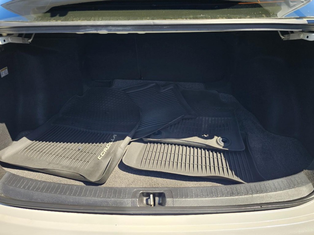 Toyota Corolla Vehicle Full-screen Gallery Image 33