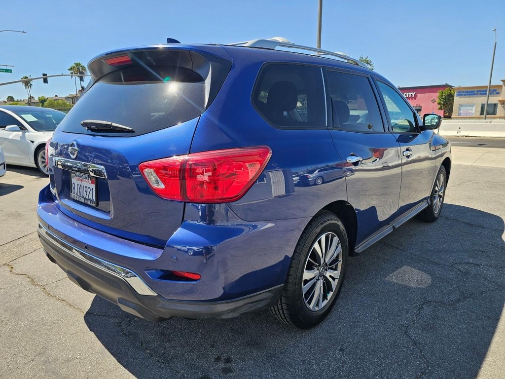 Nissan Pathfinder Vehicle Full-screen Gallery Image 6