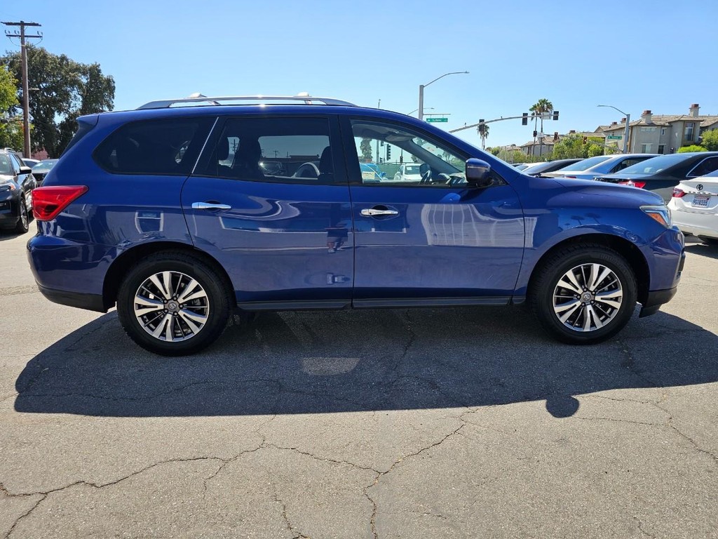 Nissan Pathfinder Vehicle Full-screen Gallery Image 7