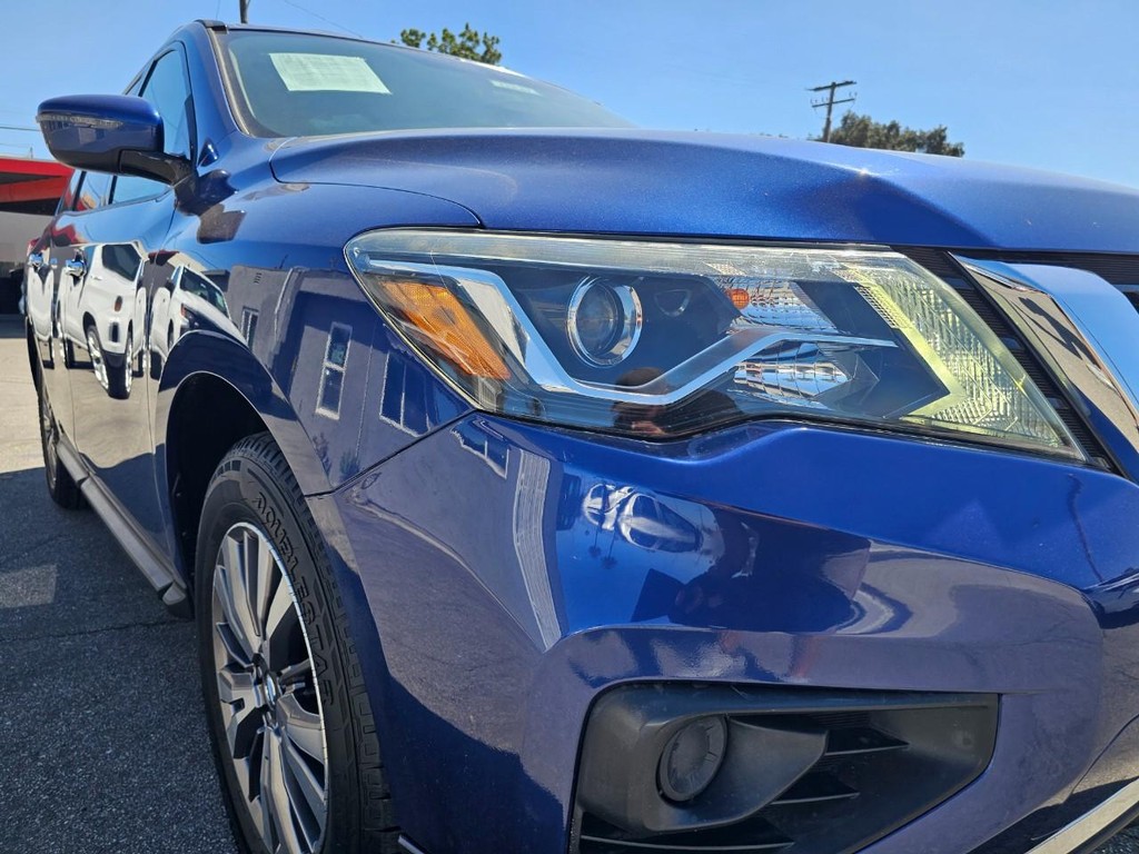Nissan Pathfinder Vehicle Full-screen Gallery Image 10
