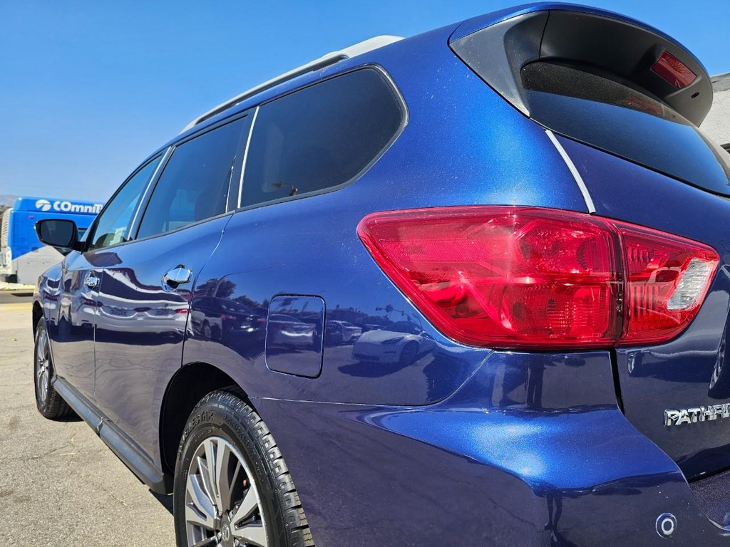Nissan Pathfinder Vehicle Full-screen Gallery Image 12