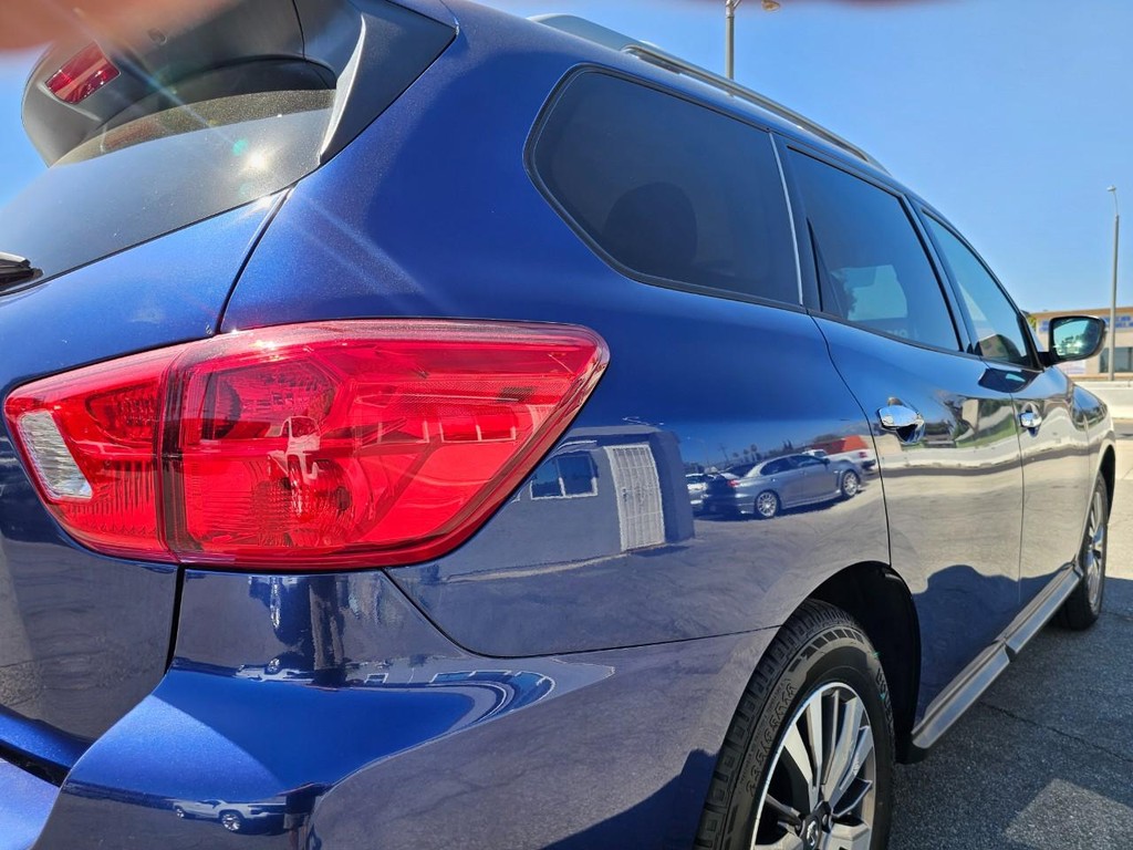 Nissan Pathfinder Vehicle Full-screen Gallery Image 13
