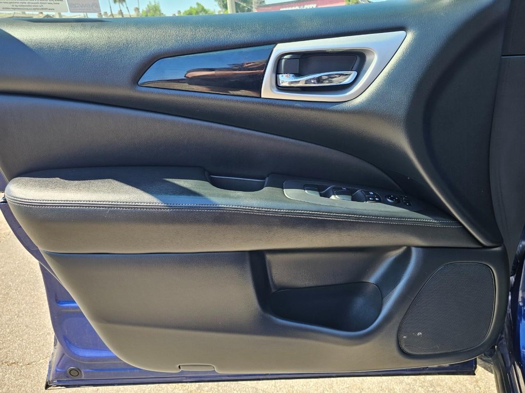 Nissan Pathfinder Vehicle Full-screen Gallery Image 16