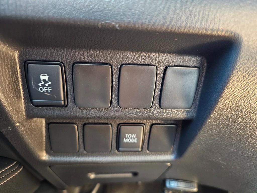 Nissan Pathfinder Vehicle Full-screen Gallery Image 18