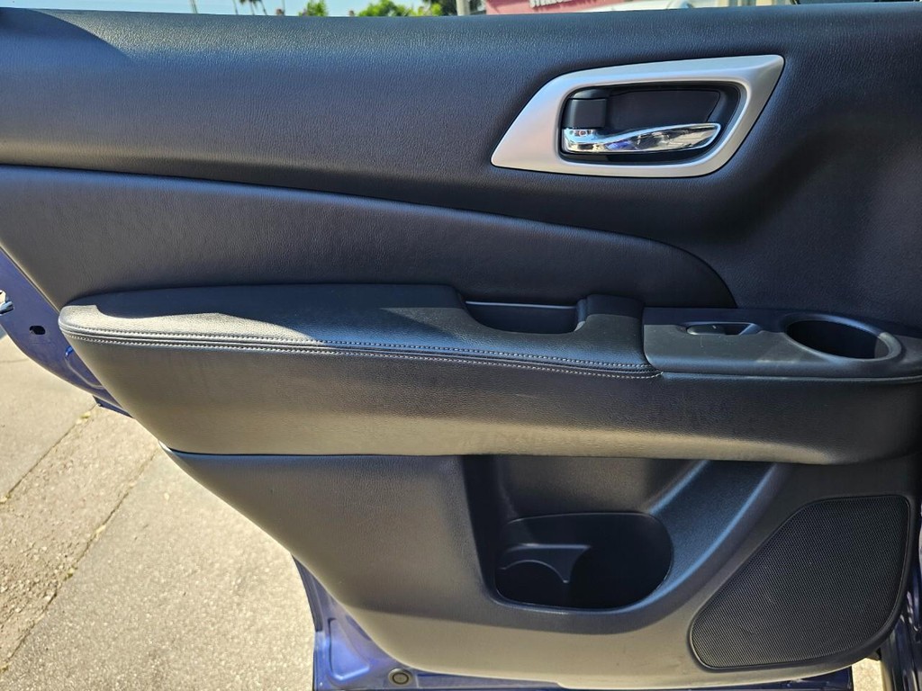 Nissan Pathfinder Vehicle Full-screen Gallery Image 25