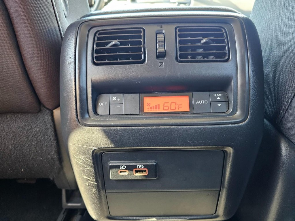 Nissan Pathfinder Vehicle Full-screen Gallery Image 28