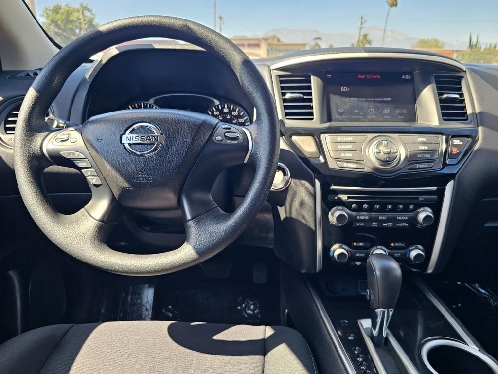 Nissan Pathfinder Vehicle Full-screen Gallery Image 30
