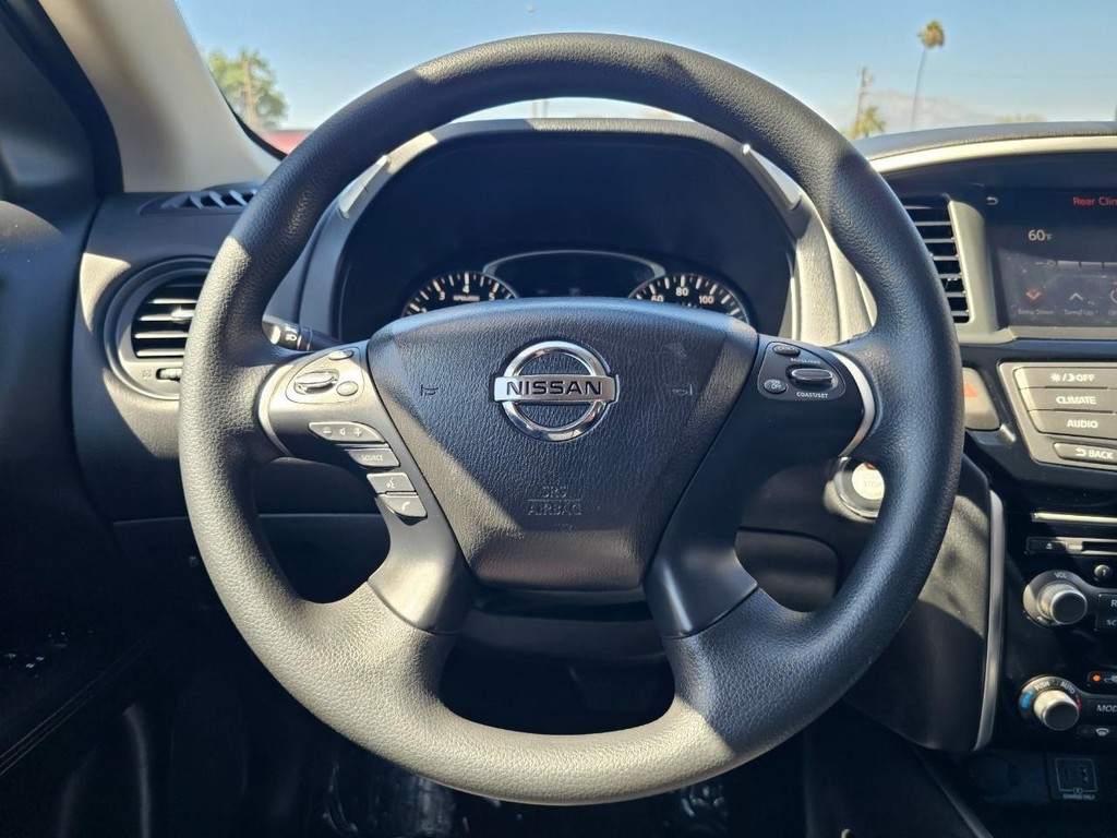 Nissan Pathfinder Vehicle Full-screen Gallery Image 31