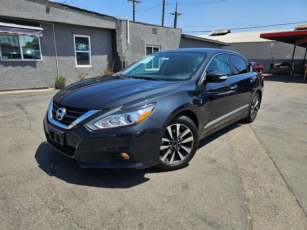 Nissan Altima Vehicle Full-screen Gallery Image 2