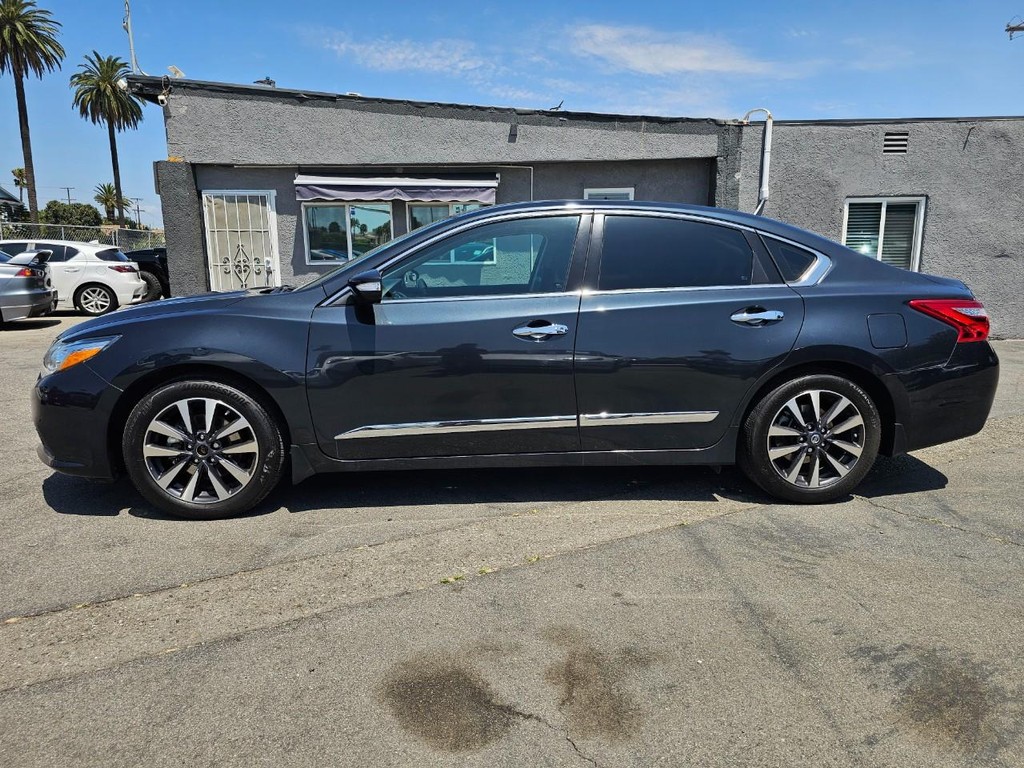 Nissan Altima Vehicle Full-screen Gallery Image 3