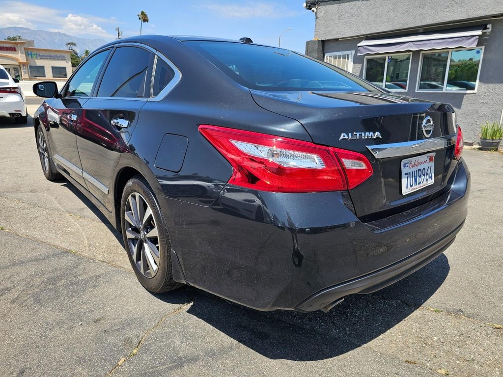 Nissan Altima Vehicle Full-screen Gallery Image 4