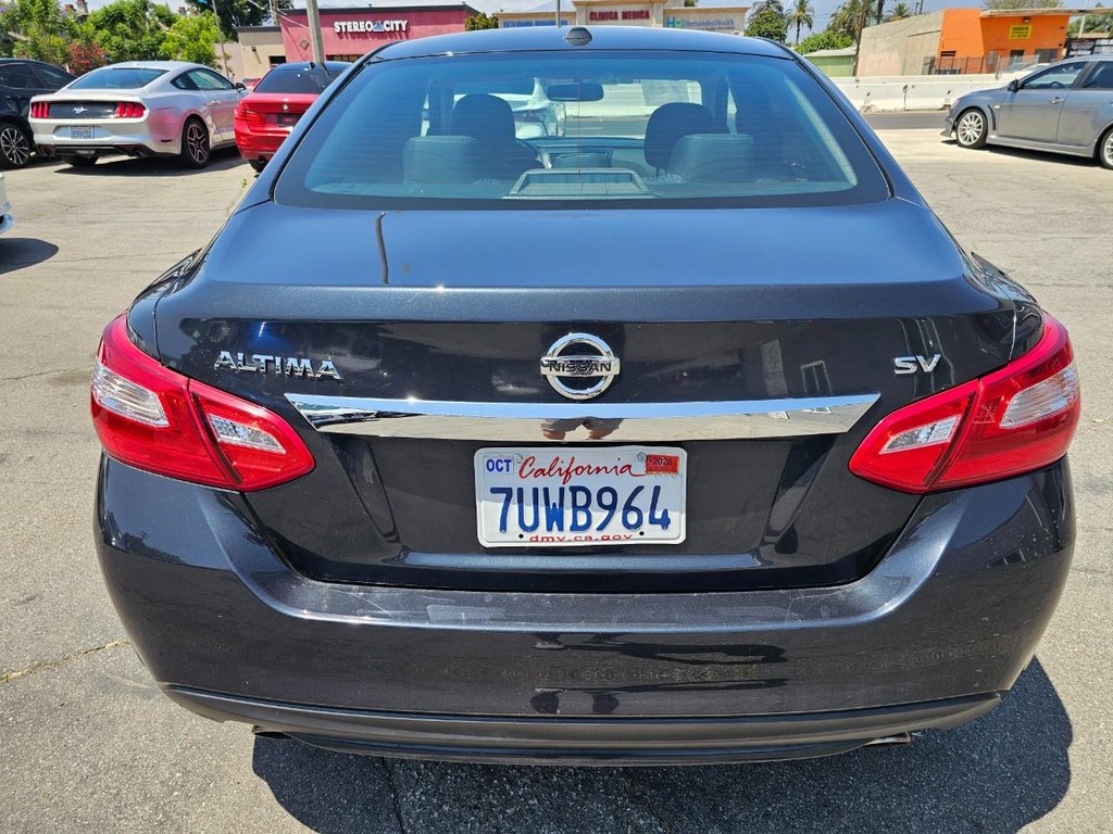 Nissan Altima Vehicle Full-screen Gallery Image 5