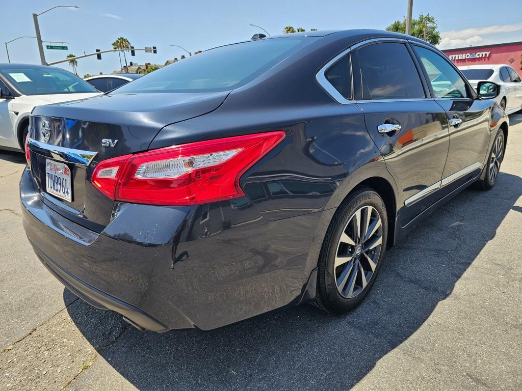 Nissan Altima Vehicle Full-screen Gallery Image 6