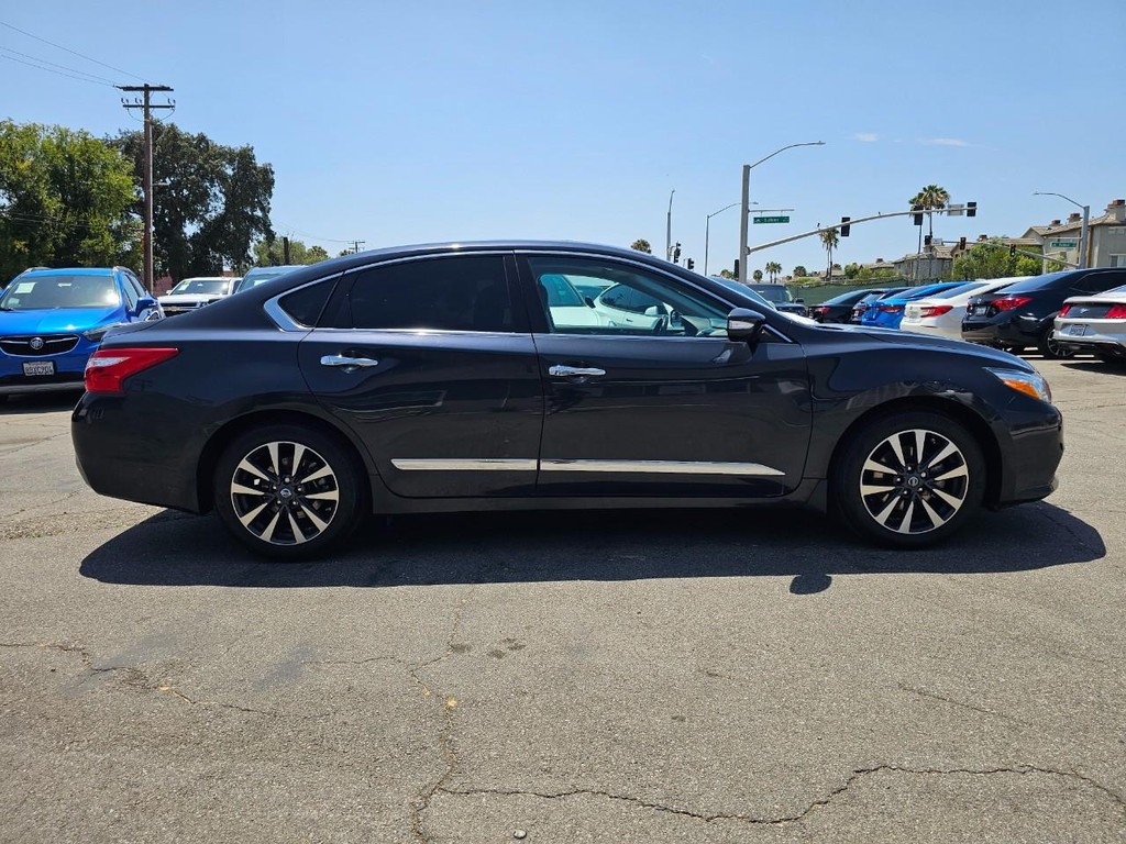 Nissan Altima Vehicle Full-screen Gallery Image 7