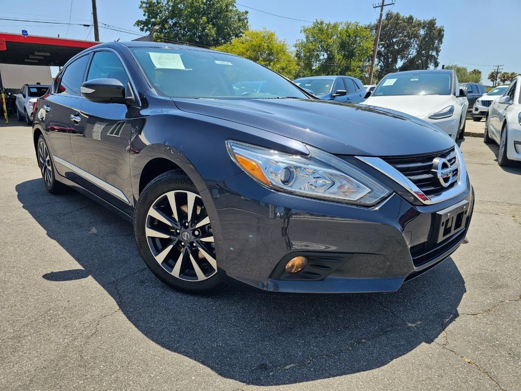 Nissan Altima Vehicle Full-screen Gallery Image 8