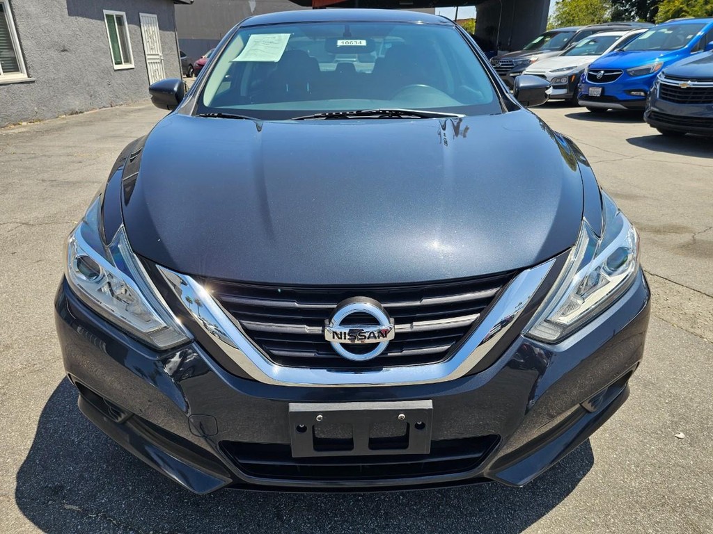 Nissan Altima Vehicle Full-screen Gallery Image 9
