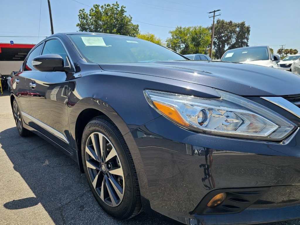 Nissan Altima Vehicle Full-screen Gallery Image 10