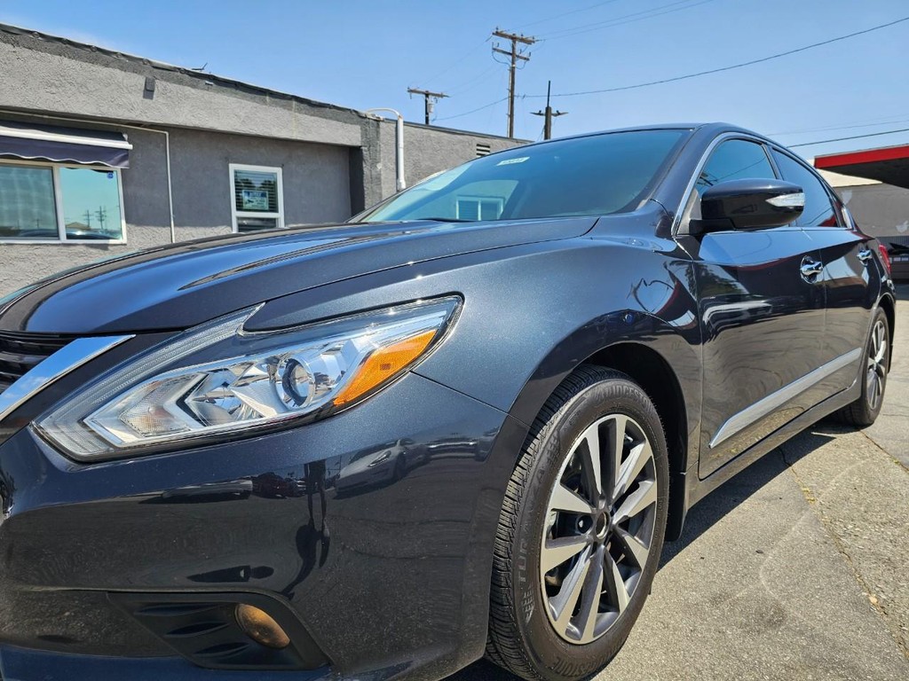 Nissan Altima Vehicle Full-screen Gallery Image 11