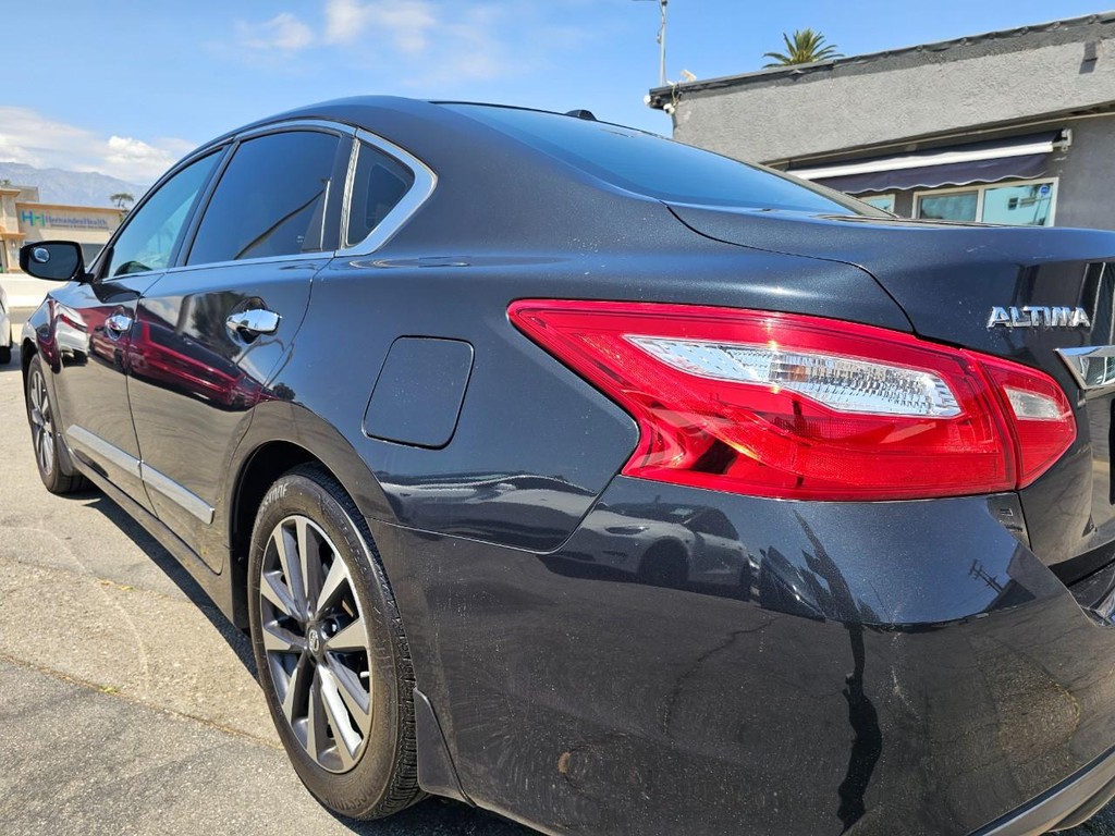 Nissan Altima Vehicle Full-screen Gallery Image 12