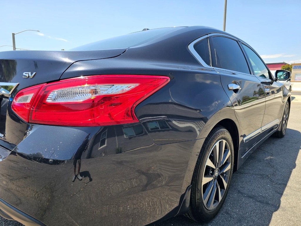Nissan Altima Vehicle Full-screen Gallery Image 13