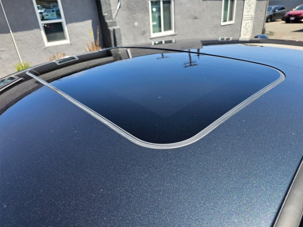 Nissan Altima Vehicle Full-screen Gallery Image 15