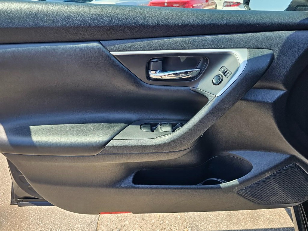 Nissan Altima Vehicle Full-screen Gallery Image 17