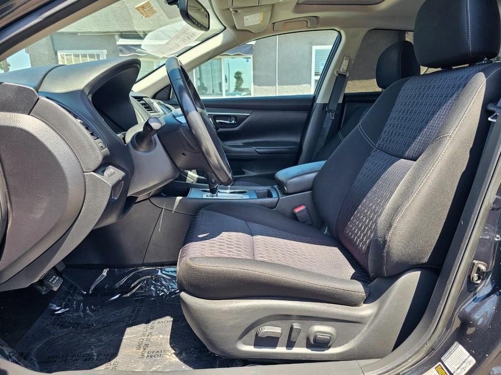 Nissan Altima Vehicle Full-screen Gallery Image 18
