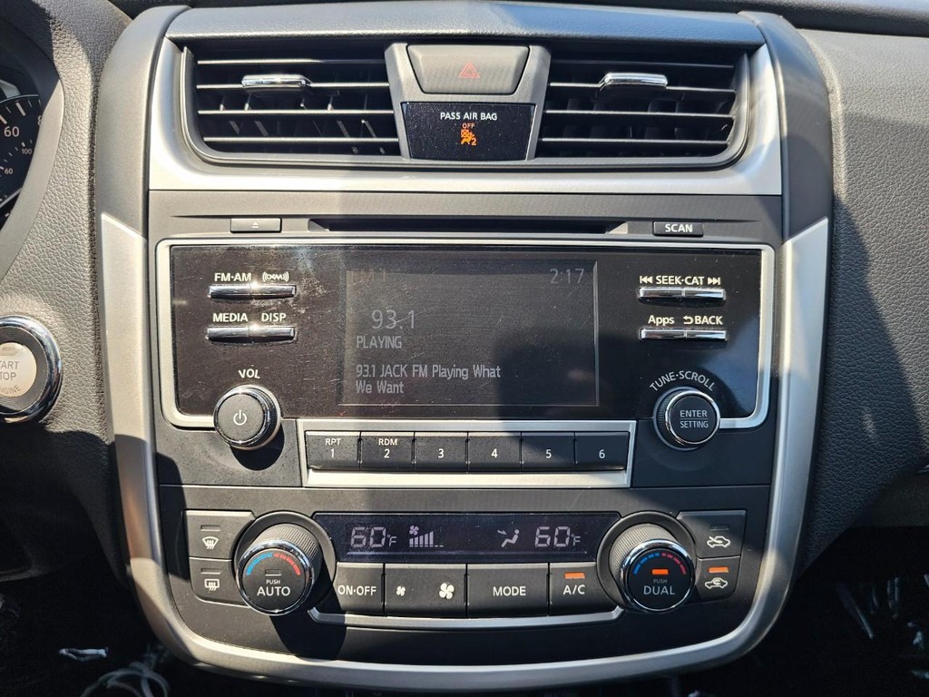Nissan Altima Vehicle Full-screen Gallery Image 21