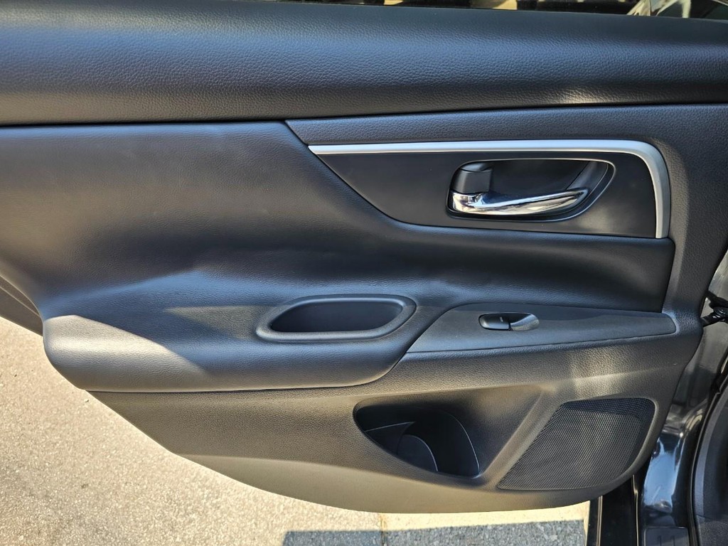Nissan Altima Vehicle Full-screen Gallery Image 24
