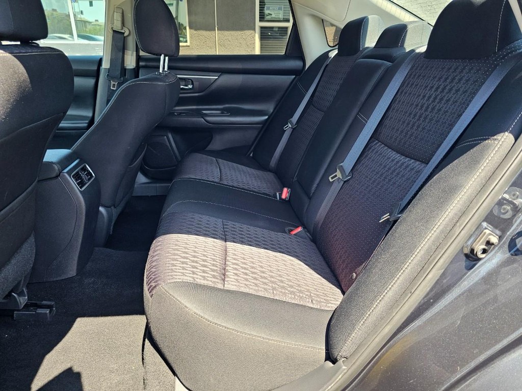 Nissan Altima Vehicle Full-screen Gallery Image 25