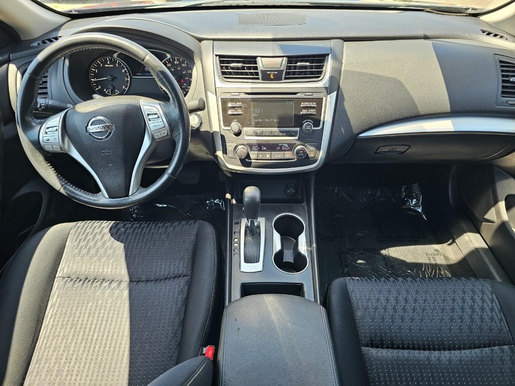 Nissan Altima Vehicle Full-screen Gallery Image 26