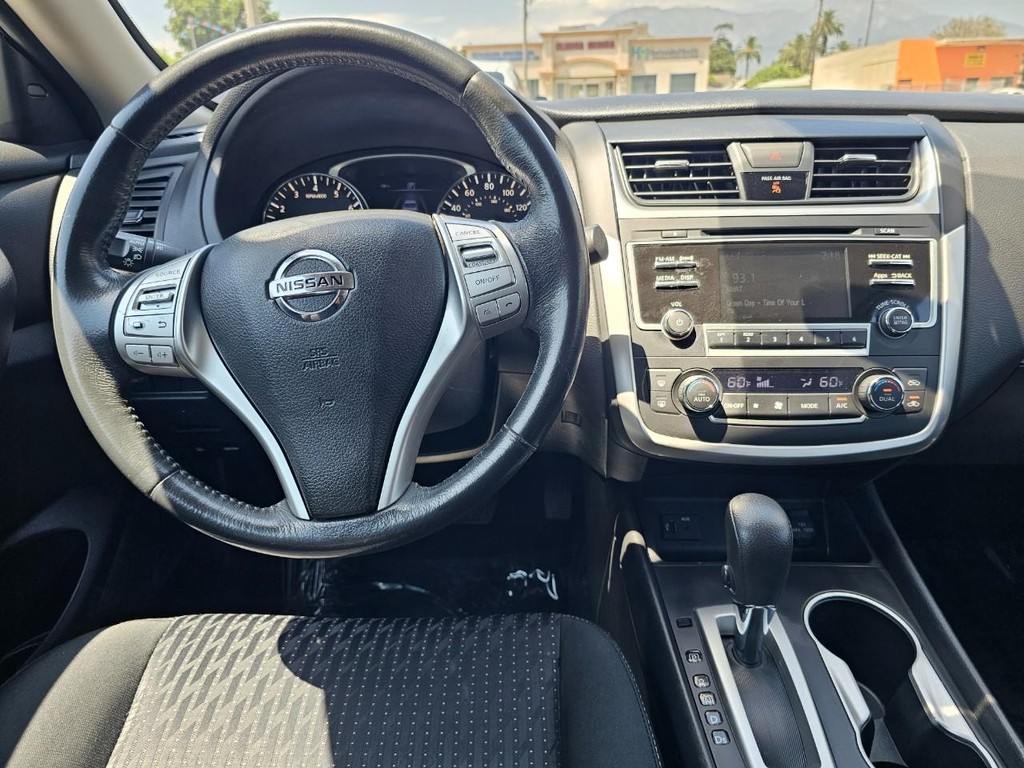 Nissan Altima Vehicle Full-screen Gallery Image 27