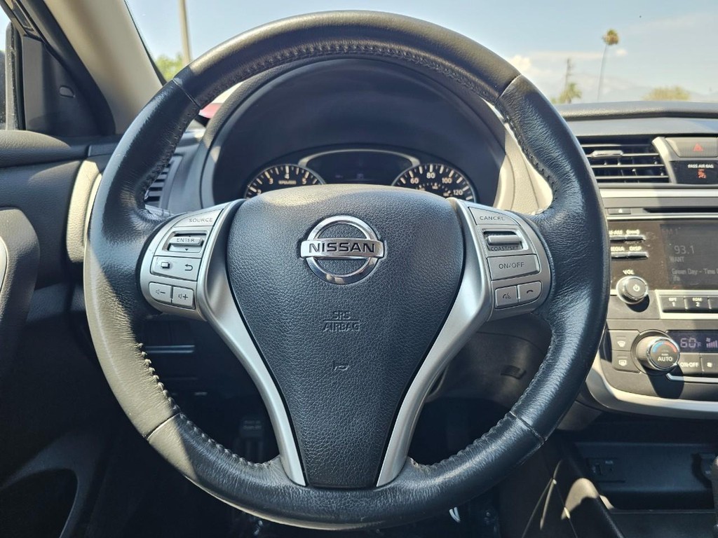 Nissan Altima Vehicle Full-screen Gallery Image 28