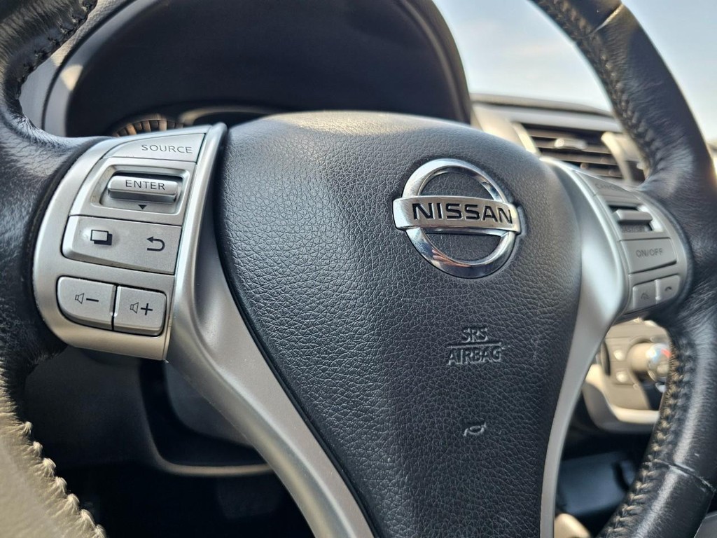 Nissan Altima Vehicle Full-screen Gallery Image 29