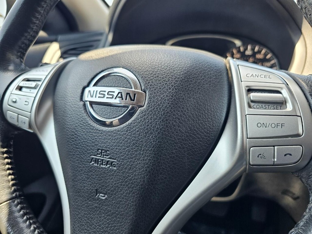 Nissan Altima Vehicle Full-screen Gallery Image 30