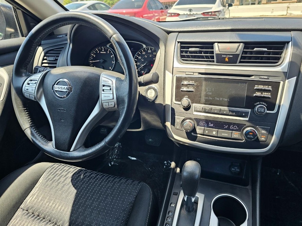Nissan Altima Vehicle Full-screen Gallery Image 31