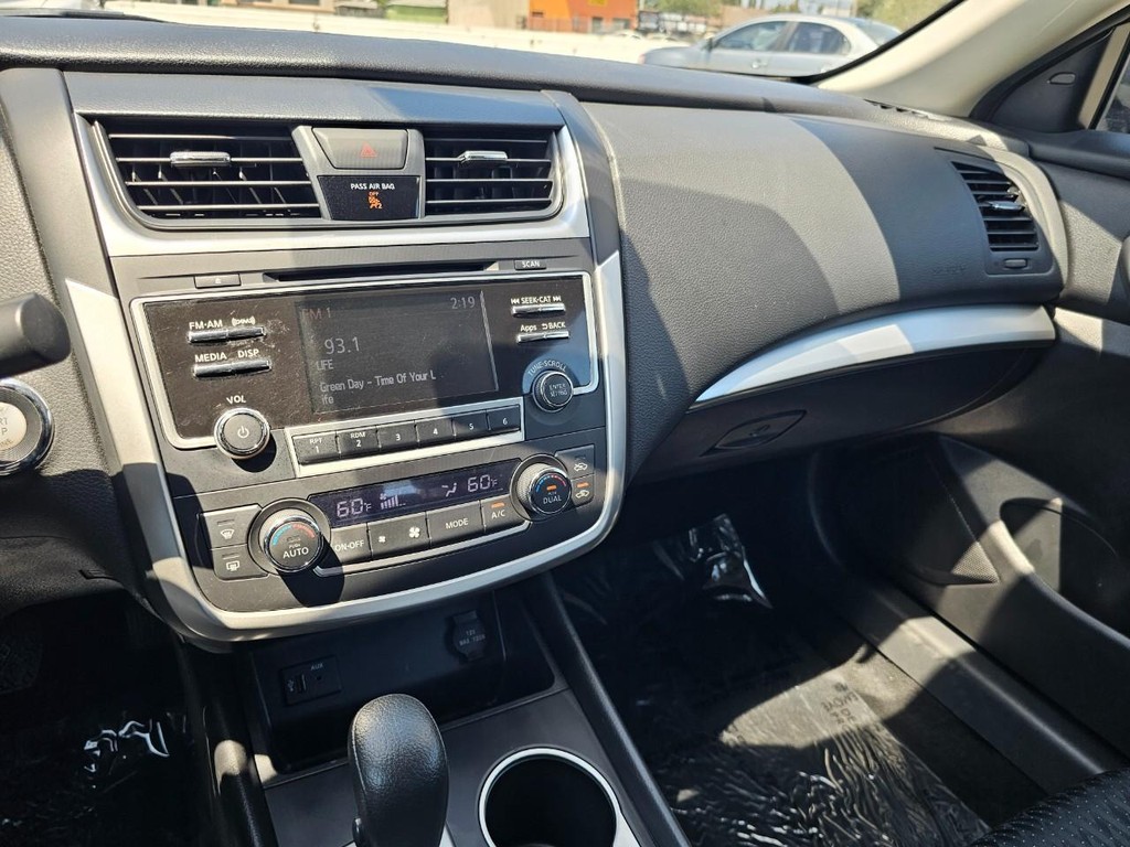 Nissan Altima Vehicle Full-screen Gallery Image 32