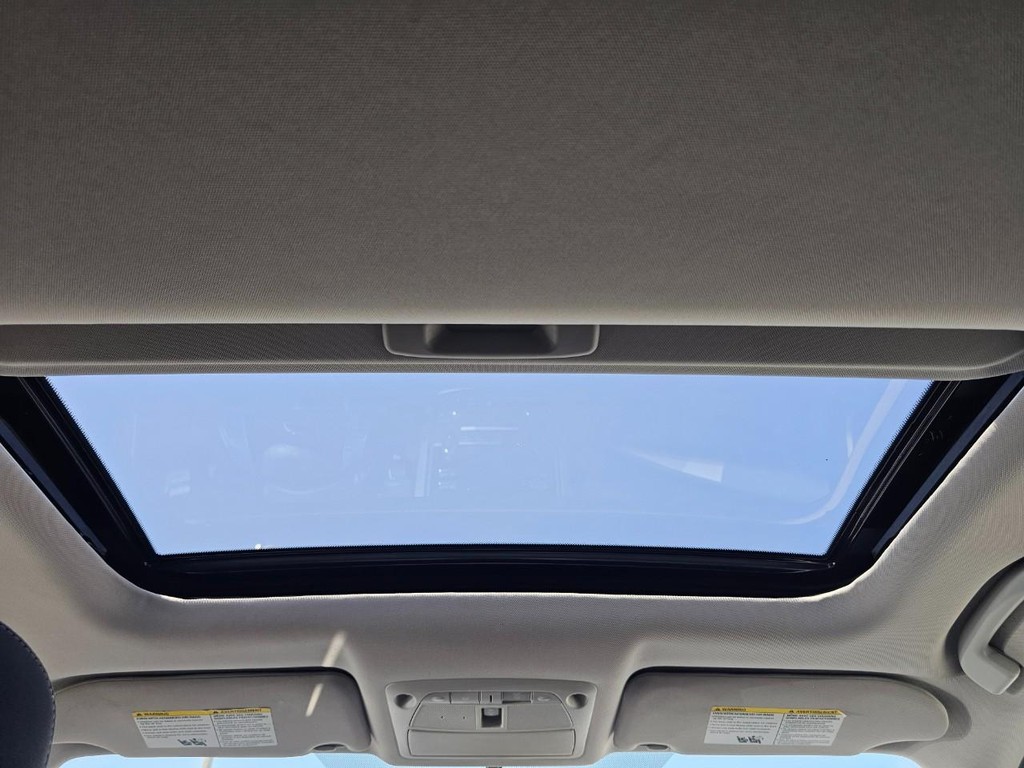 Nissan Altima Vehicle Full-screen Gallery Image 35