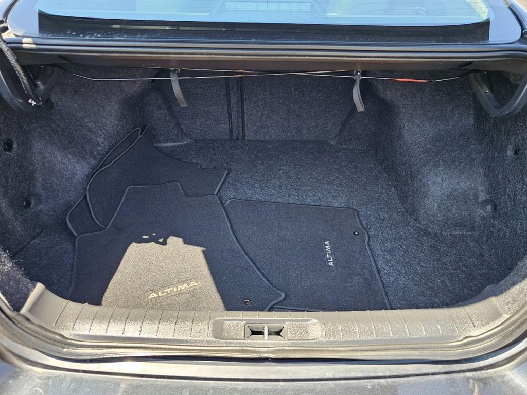 Nissan Altima Vehicle Full-screen Gallery Image 36