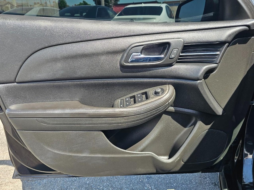 Chevrolet Malibu Vehicle Full-screen Gallery Image 16