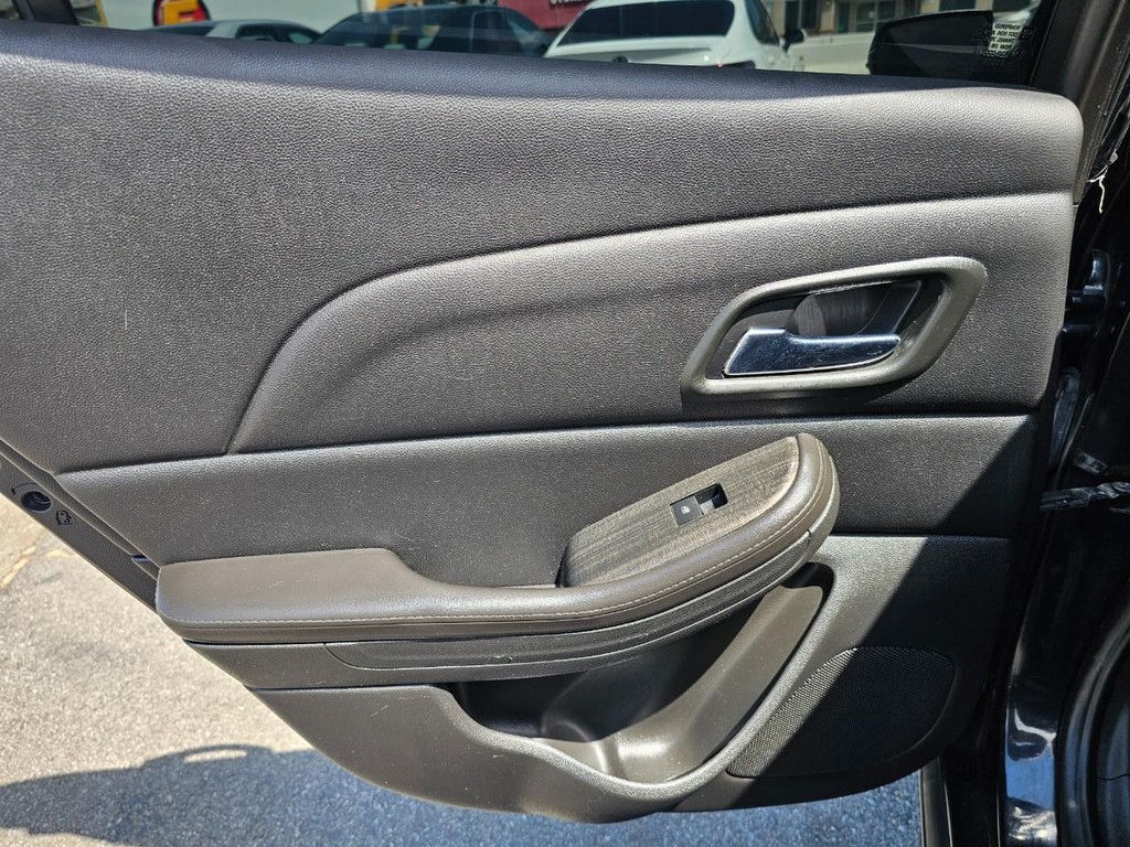 Chevrolet Malibu Vehicle Full-screen Gallery Image 23