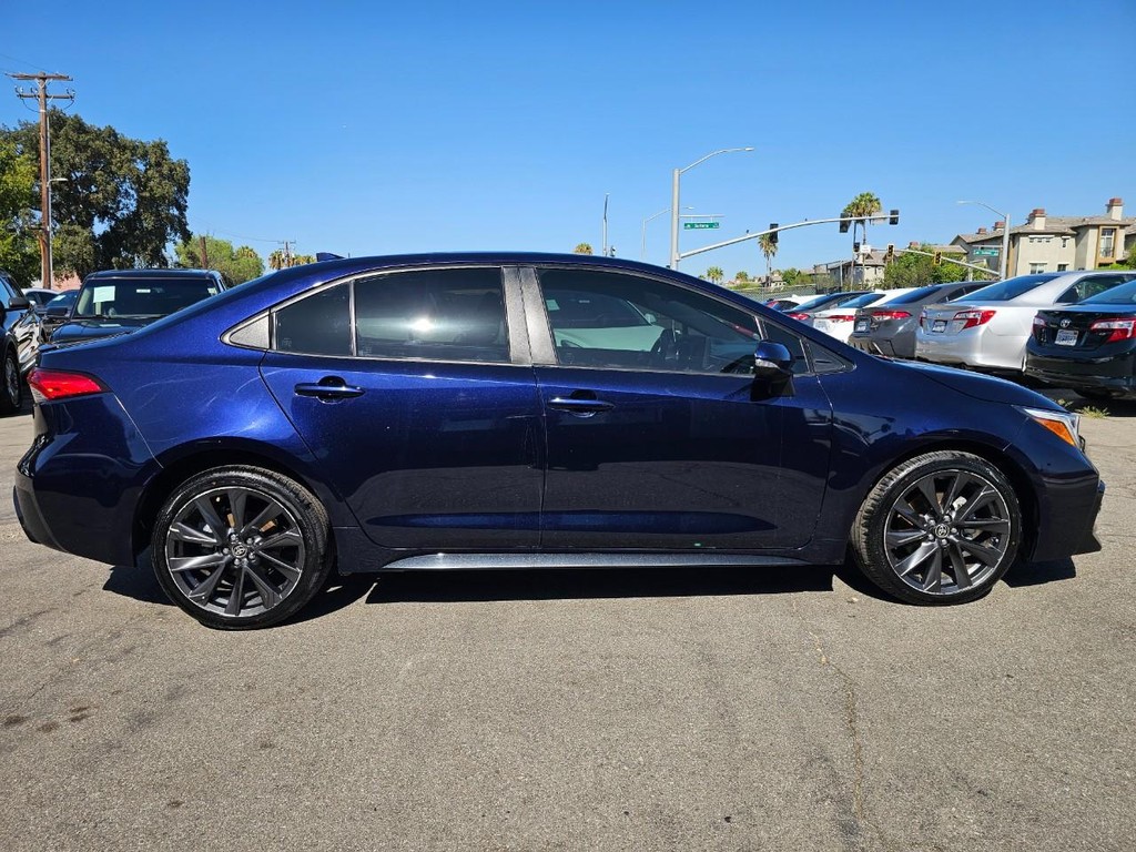 Toyota Corolla Vehicle Full-screen Gallery Image 6