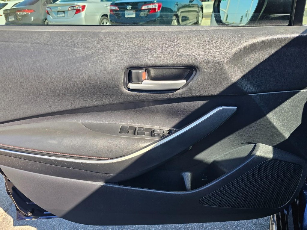Toyota Corolla Vehicle Full-screen Gallery Image 16