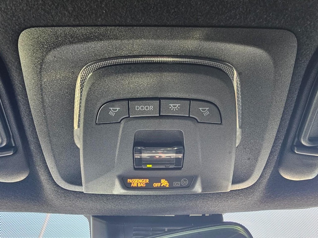 Toyota Corolla Vehicle Full-screen Gallery Image 32