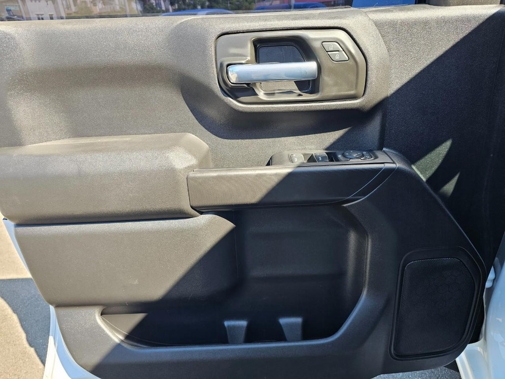 Chevrolet Silverado 1500 Vehicle Full-screen Gallery Image 16