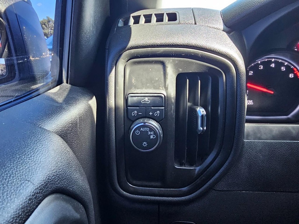 Chevrolet Silverado 1500 Vehicle Full-screen Gallery Image 18