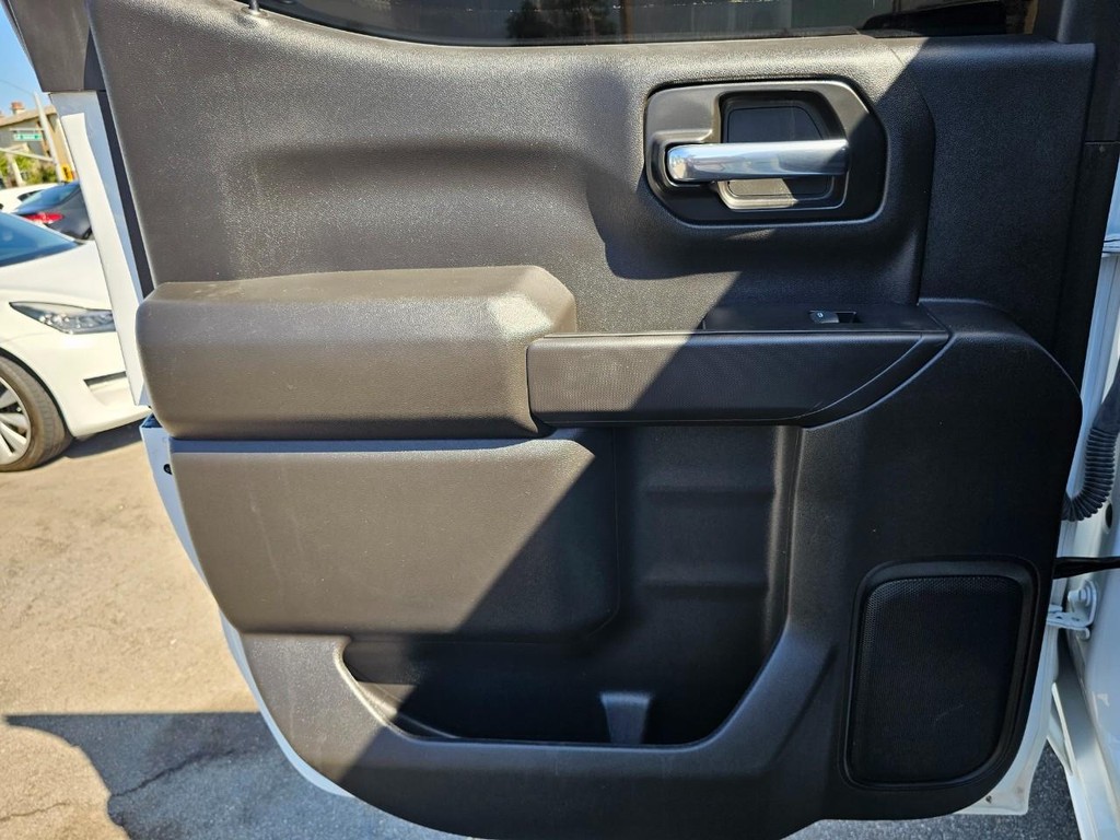 Chevrolet Silverado 1500 Vehicle Full-screen Gallery Image 24