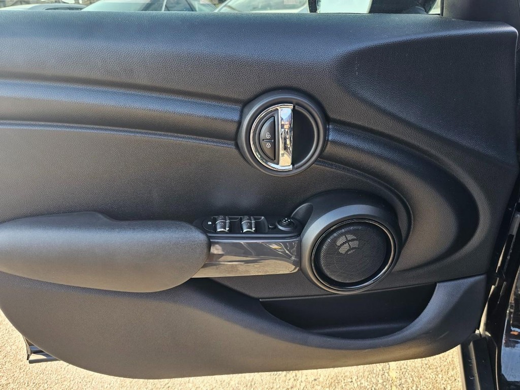 MINI Hardtop 4 Door Vehicle Full-screen Gallery Image 17